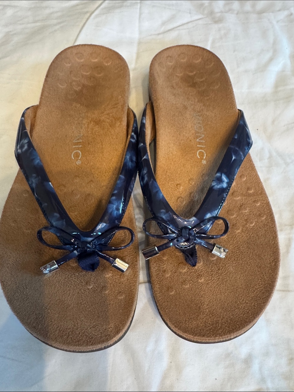 Vionic Navy Tie-Dye Bow Thong Sandals - Navy/White